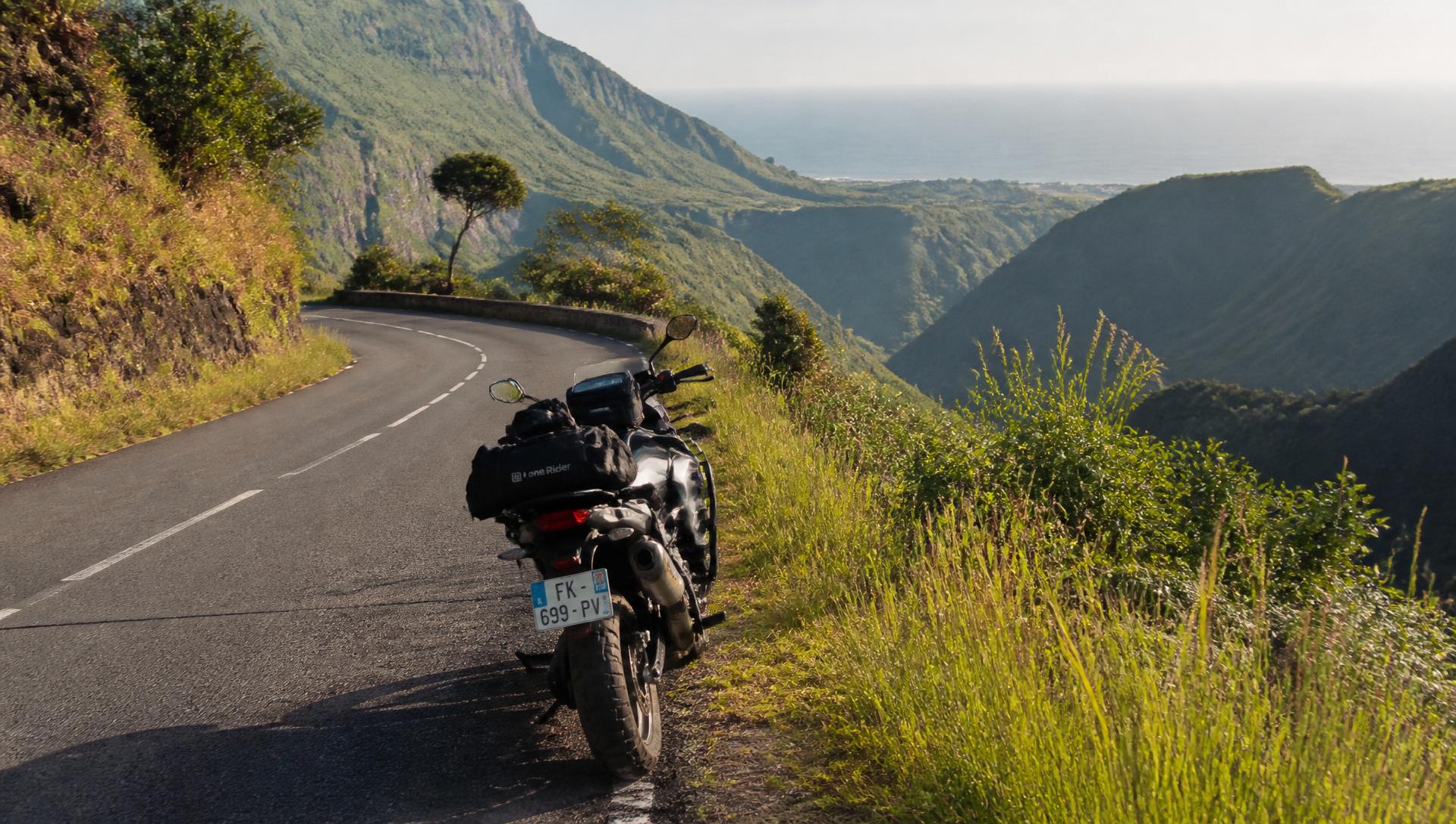 Motard sur une route de Haute-Saône au coucher du soleil